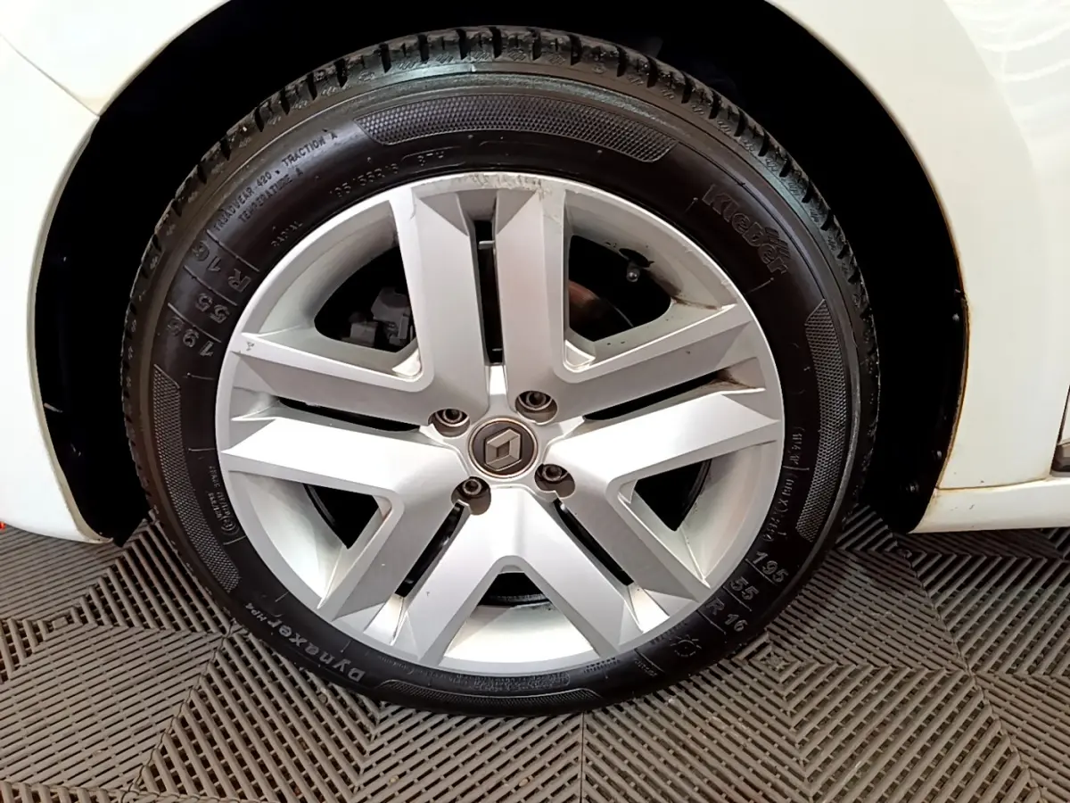 Gros plan sur la roue avant droite blanche d'une Renault Clio Business Blue dCi 85 de 2020, avec jante visible.