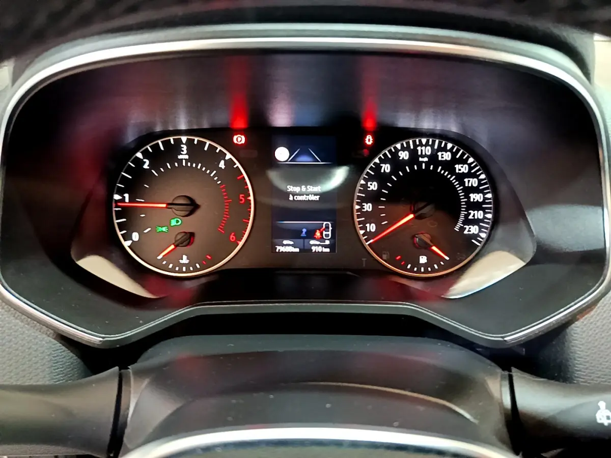 Vue rapprochée du tableau de bord de la Renault Clio Business Blue dCi 85 2020 avec compte-tours et vitesse numériques.