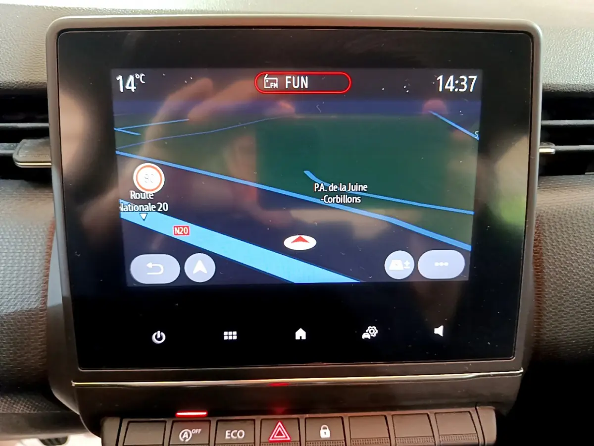 Écran tactile central affichant la navigation 3D dans l'habitacle d'une Renault Clio Business blanche de 2020.