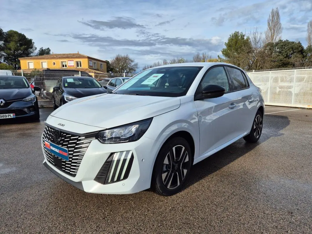 PEUGEOT 208 Hybrid blanc en vue 3/4 avant droit, avec calandre distinctive et jantes alliage 16 pouces.
