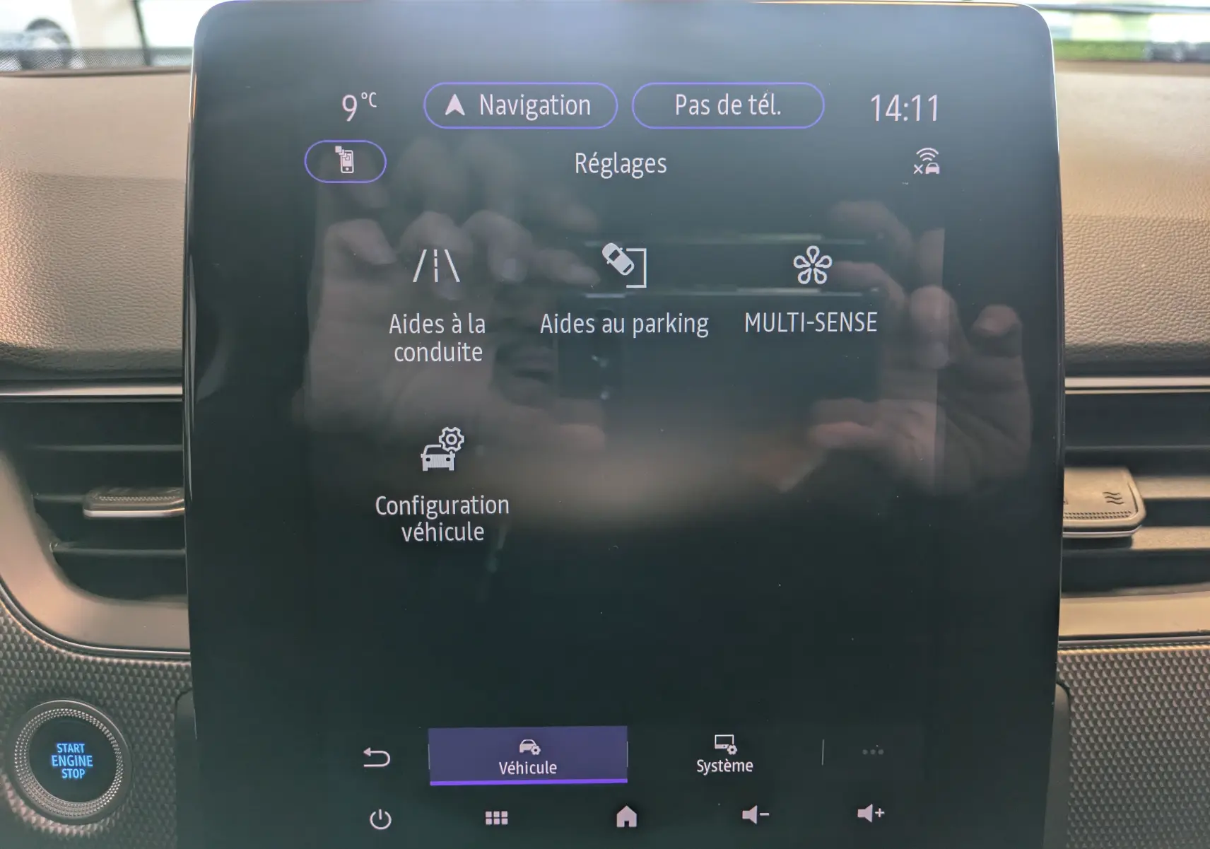Écran tactile central du tableau de bord du Renault Arkana 2023 noir métal, affichant les réglages d’aides à la conduite et parking.