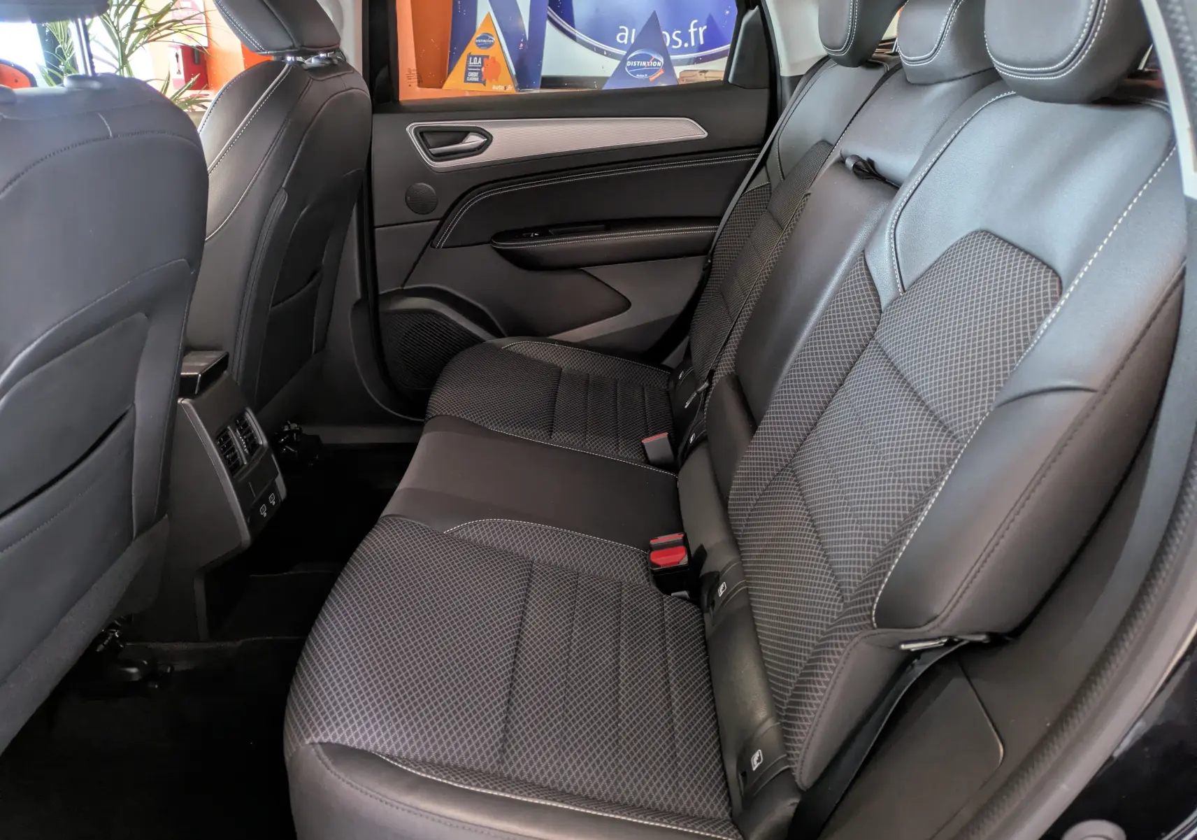 Vue intérieure côté droit des sièges arrière en tissu et cuir noir du Renault Arkana 1.6 E-Tech hybride 2023.
