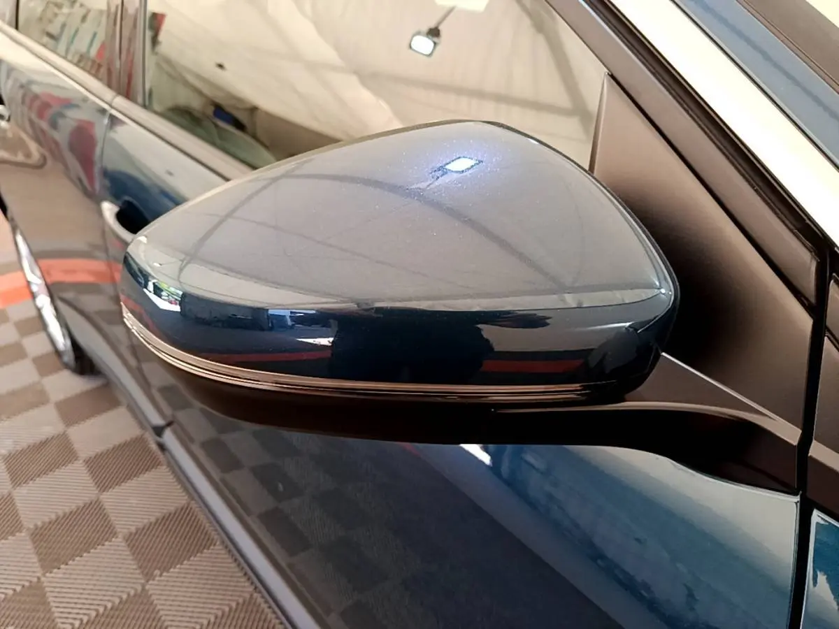 Rétroviseur droit bleu métallisé du Peugeot 5008 2021, avec clignotant intégré et surface brillante.