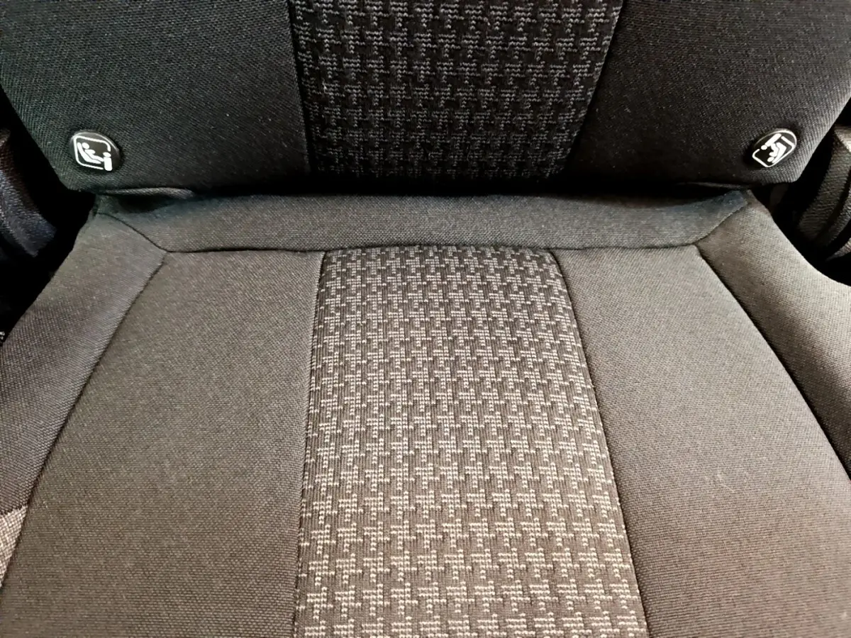 Gros plan sur l’assise et le dossier en tissu gris foncé avec motifs, siège arrière du Peugeot 5008 2021.
