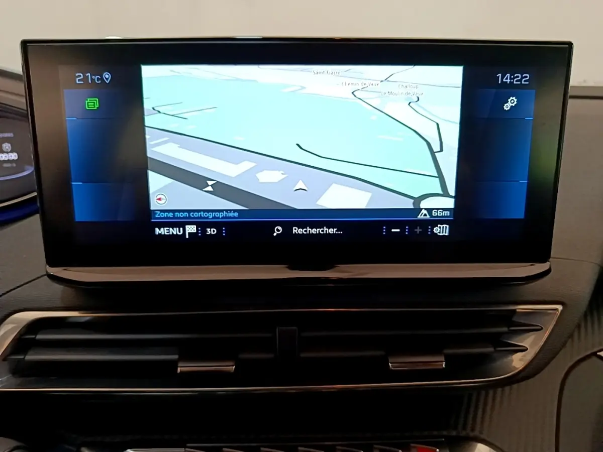 Écran tactile central du tableau de bord du Peugeot 5008 bleu, affichant la navigation GPS en intérieur.