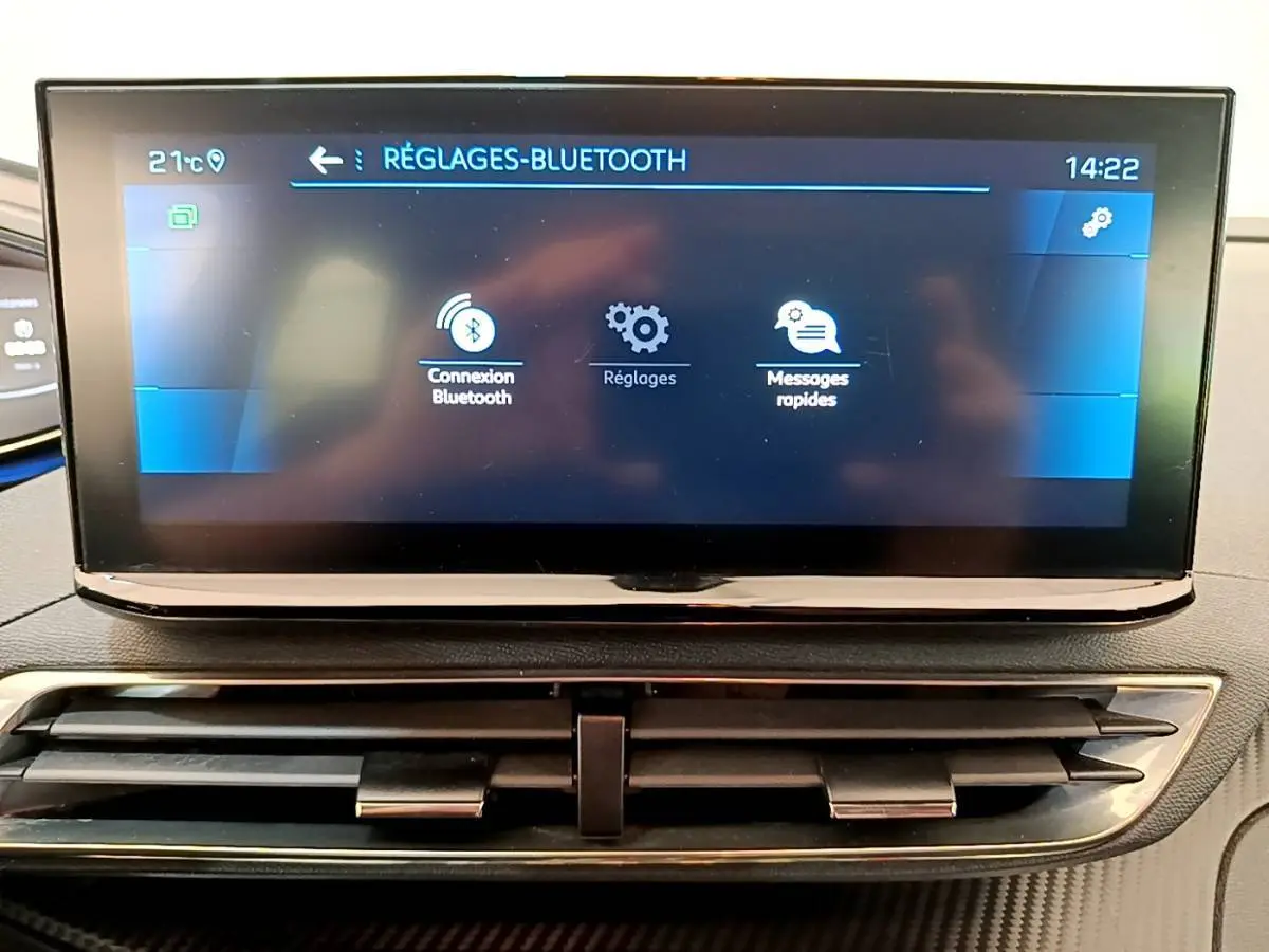 Écran tactile central affichant les réglages Bluetooth dans l’habitacle du Peugeot 5008 bleu, version Active Pack.