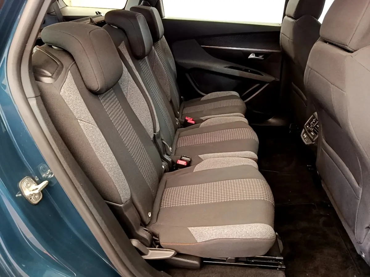 Vue latérale côté gauche des sièges arrière tissu gris et noir du Peugeot 5008 bleu, version Active Pack 2021.