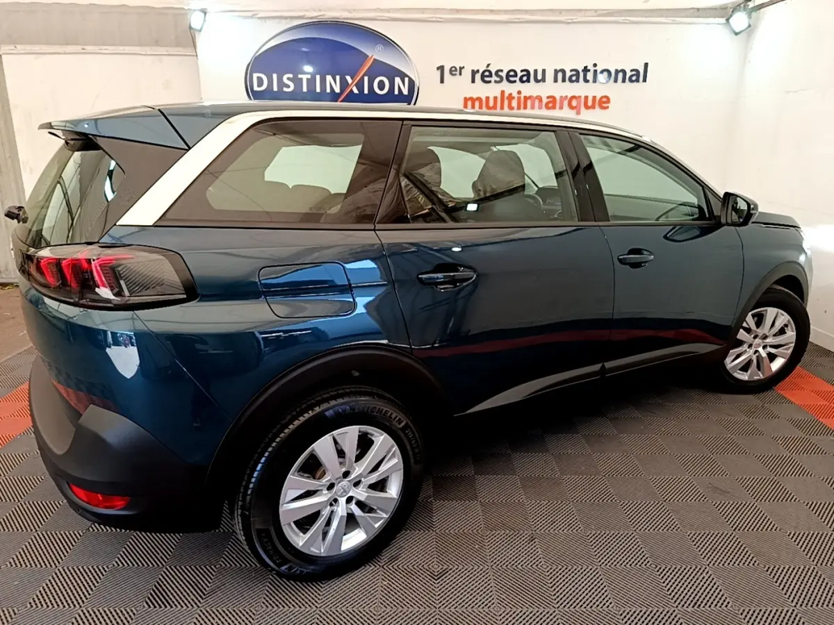 Vue côté droit arrière d’un Peugeot 5008 bleu 2021 avec feux LED et jantes alliage visibles.