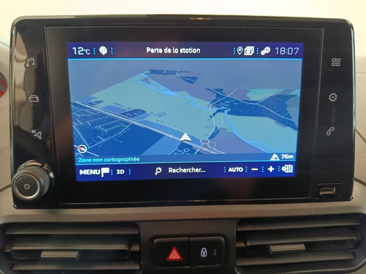Écran tactile central du Peugeot Partner 2021 affichant une carte de navigation en intérieur noir.