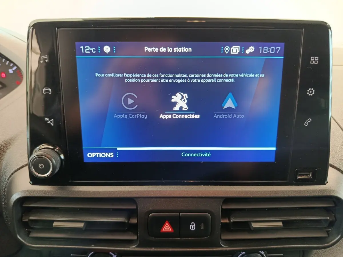 Écran tactile central du Peugeot Partner 2021 affichant les options Apple CarPlay, Android Auto et Apps Connectées.