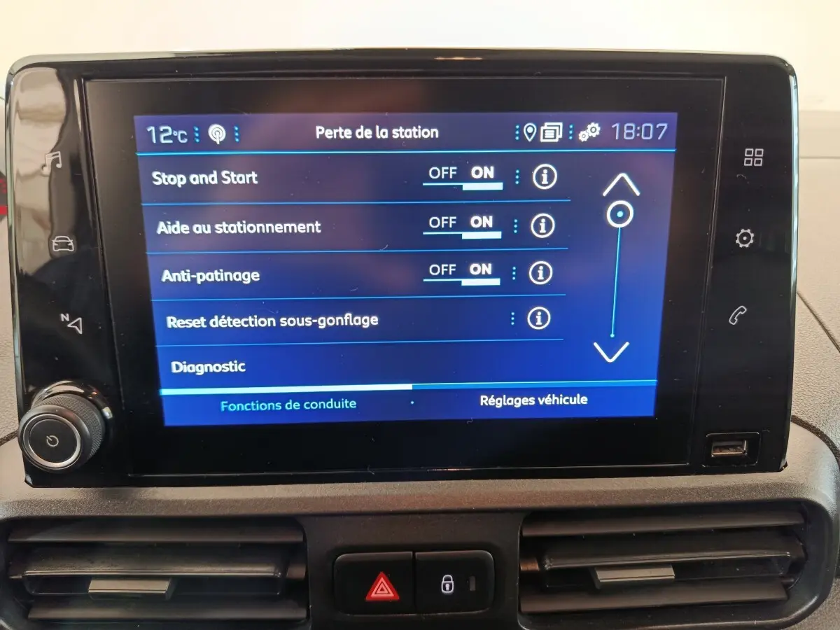Écran tactile du tableau de bord du Peugeot Partner 2021 affichant les réglages d’aide à la conduite.