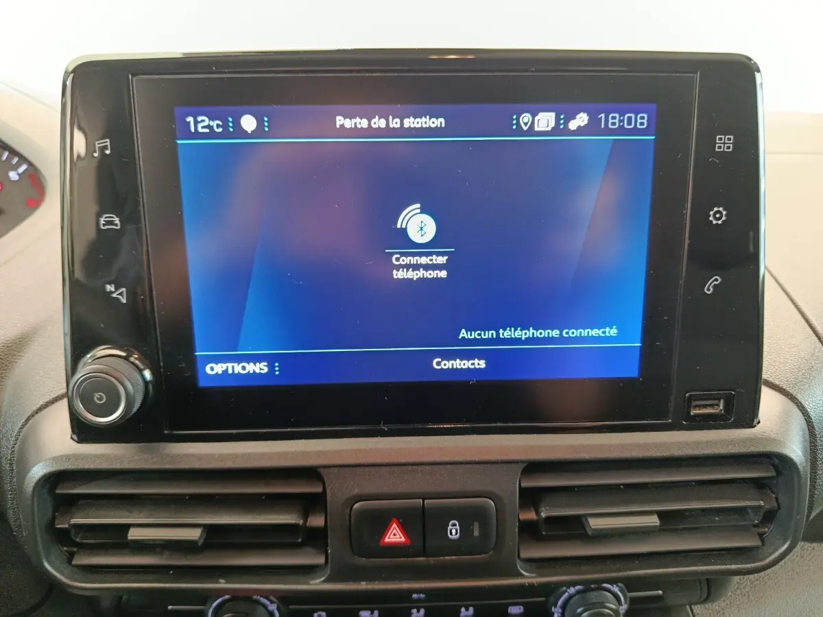 Écran tactile central du Peugeot Partner 2021 affichant la connexion Bluetooth, entouré de commandes et aérateurs noirs.