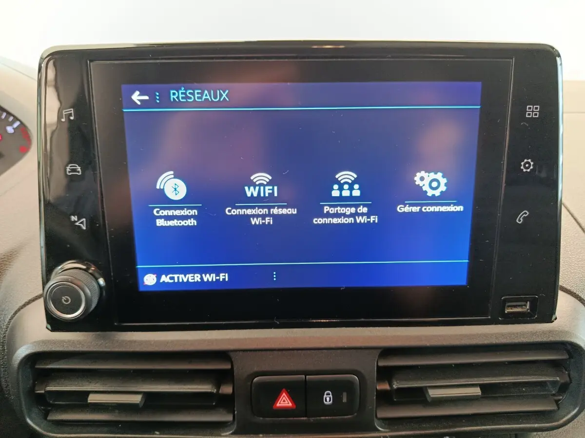 Écran tactile central du Peugeot Partner 2021 affichant les options de connexion Bluetooth et Wi-Fi, vue intérieure frontale.