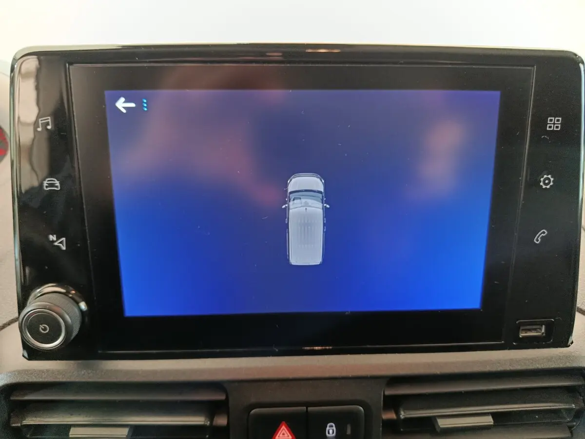 Écran tactile intérieur du Peugeot Partner 2021 montrant une vue schématique du véhicule en bleu et noir.