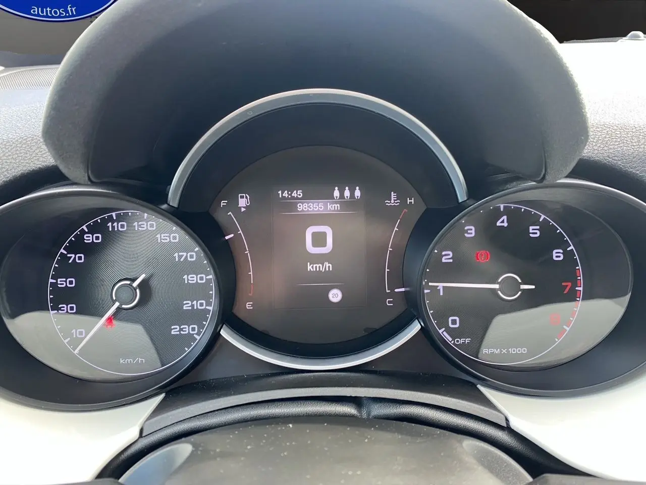 Tableau de bord de FIAT 500X blanc, affichant compteur de vitesse, compte-tours et écran digital au centre.