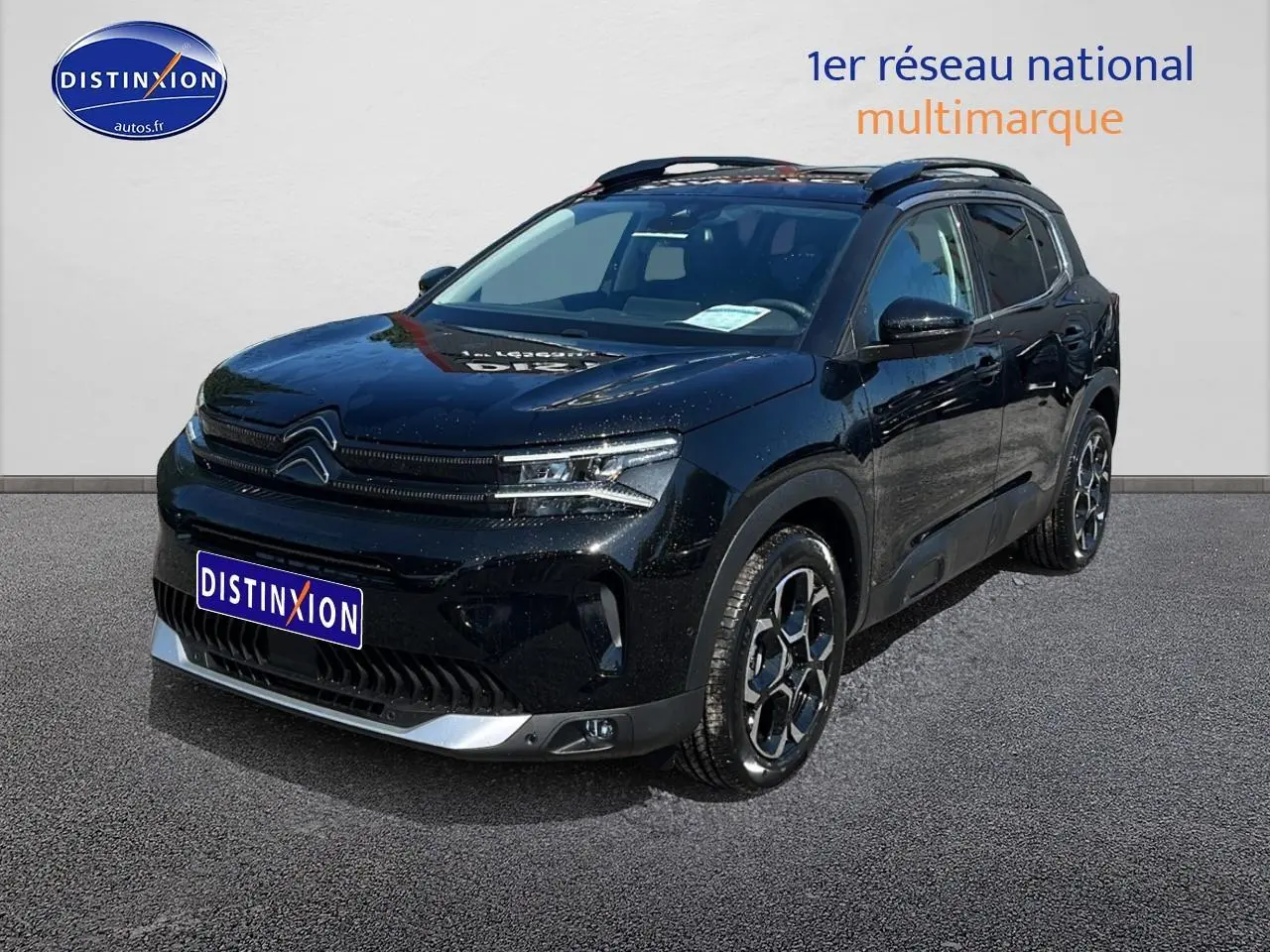 Citroën C5 Aircross noir en 3/4 avant droit avec toit bi-ton et jantes alu 18 pouces visibles.