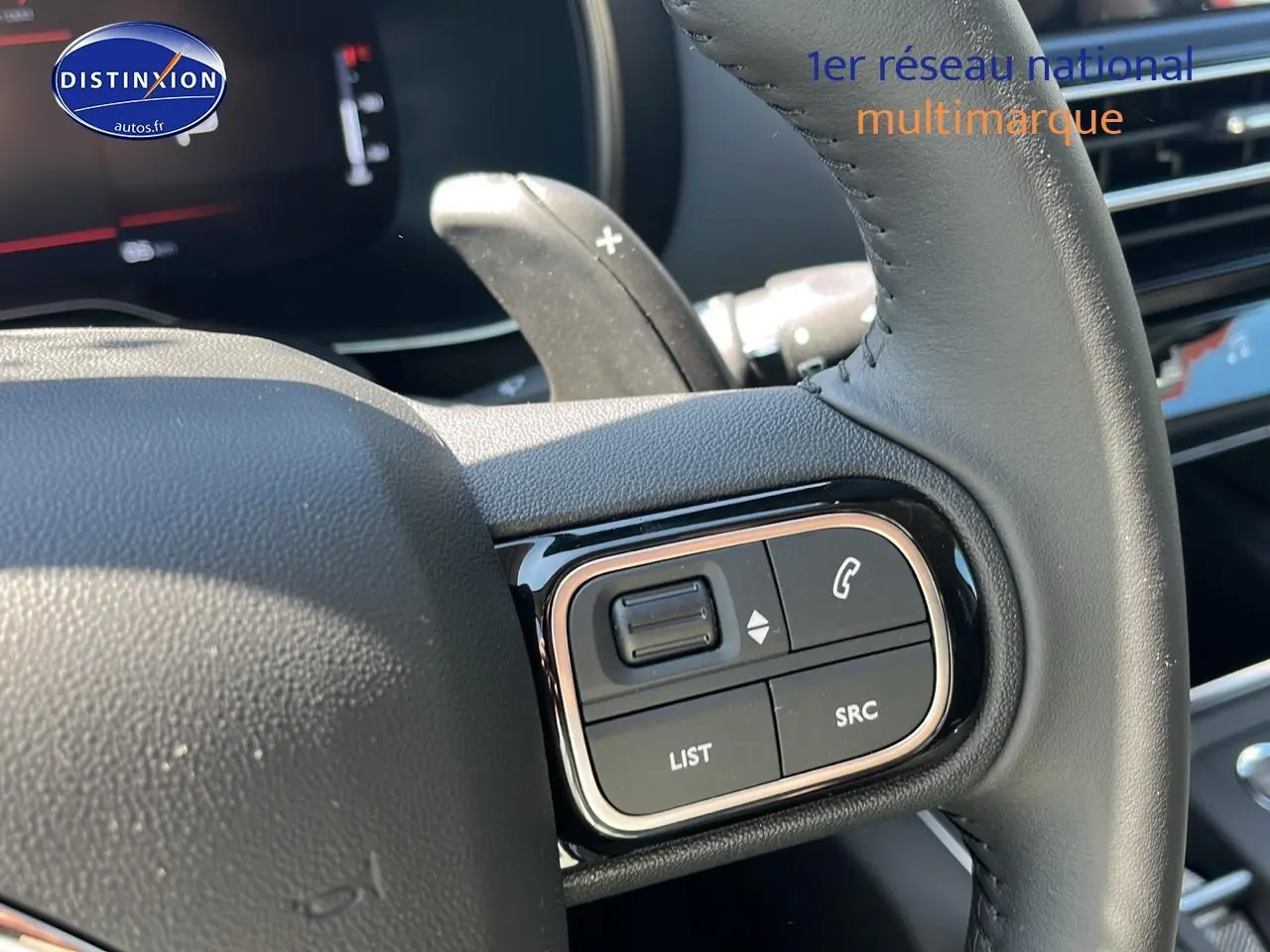 Gros plan sur les commandes au volant du Citroën C5 Aircross 2025 noir, mettant en valeur les boutons de gestion audio et appel.