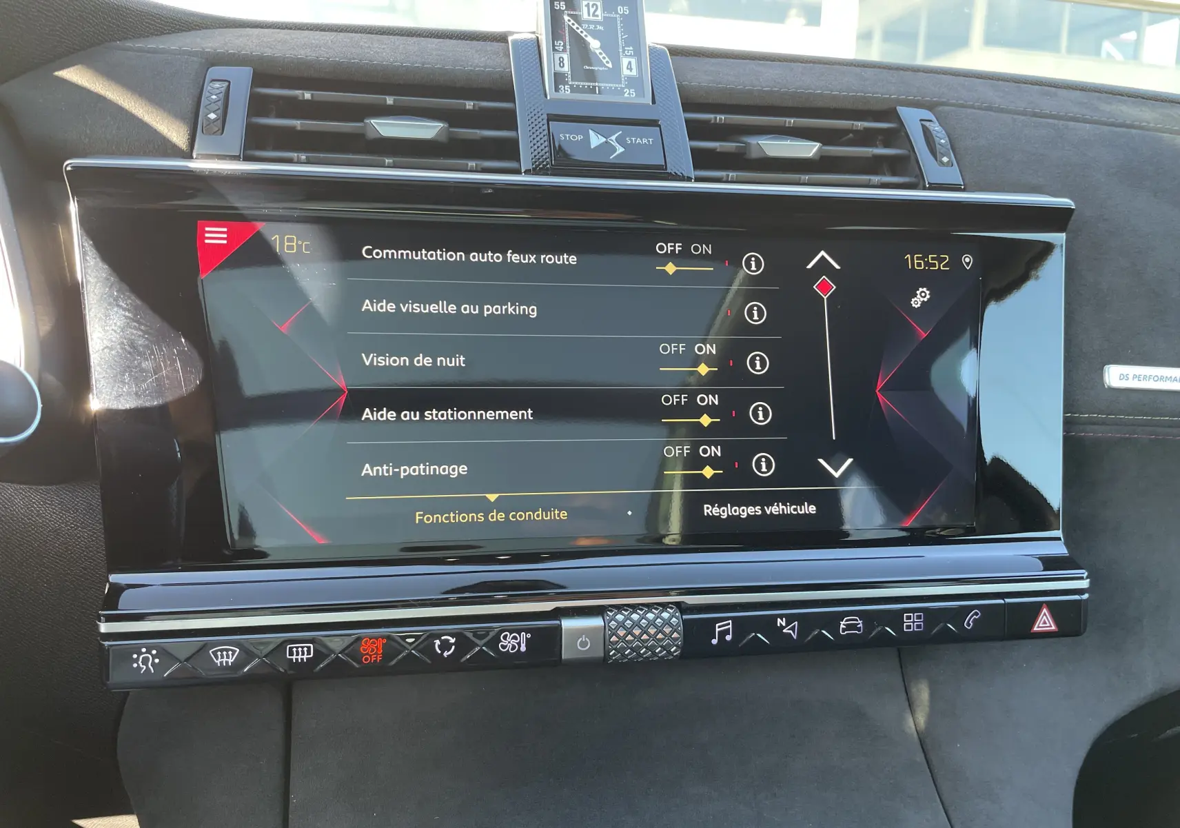 Écran tactile central du DS7 gris Artens 2018 montrant les réglages d'aides à la conduite dans l'habitacle noir.