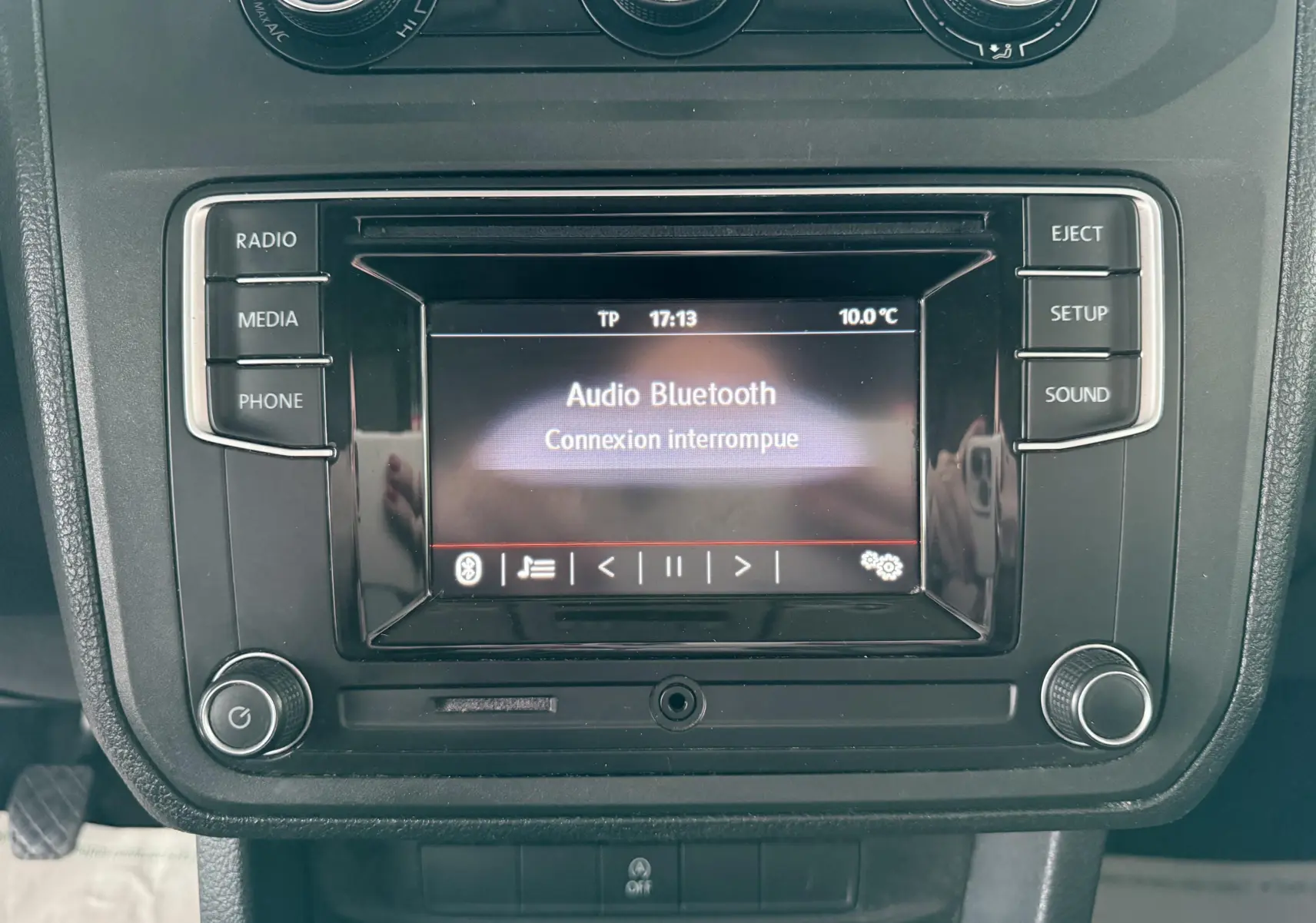 Vue rapprochée de l'écran multimédia noir du Volkswagen Caddy Maxi Long 2017 affichant "Audio Bluetooth Connexion interrompue".