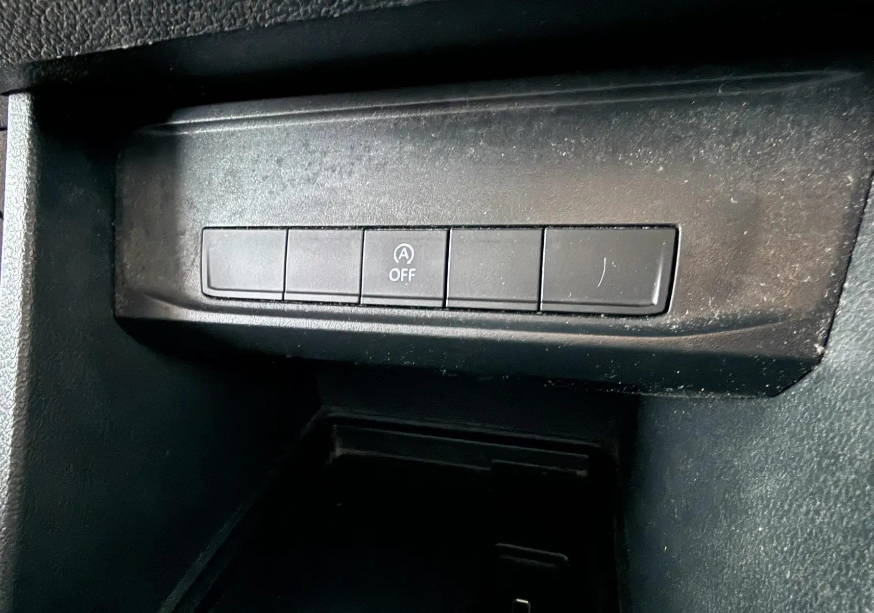 Gros plan sur les boutons de commande noirs du tableau de bord d’un Volkswagen Caddy Maxi Long 2017.