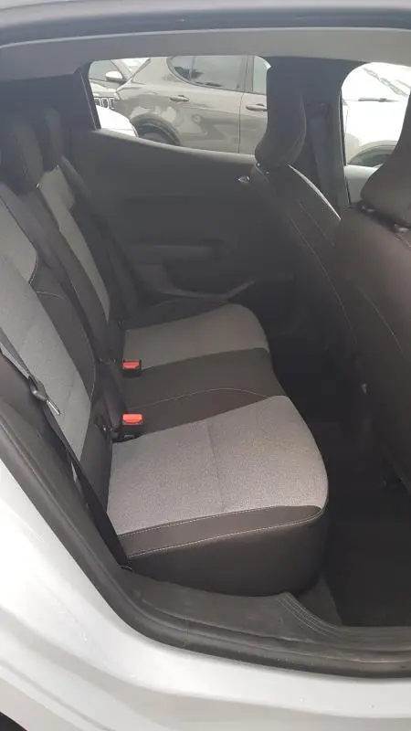Vue intérieure côté gauche des sièges arrière gris clair et foncé d'une Renault Clio 2025, avec ceintures de sécurité visibles.