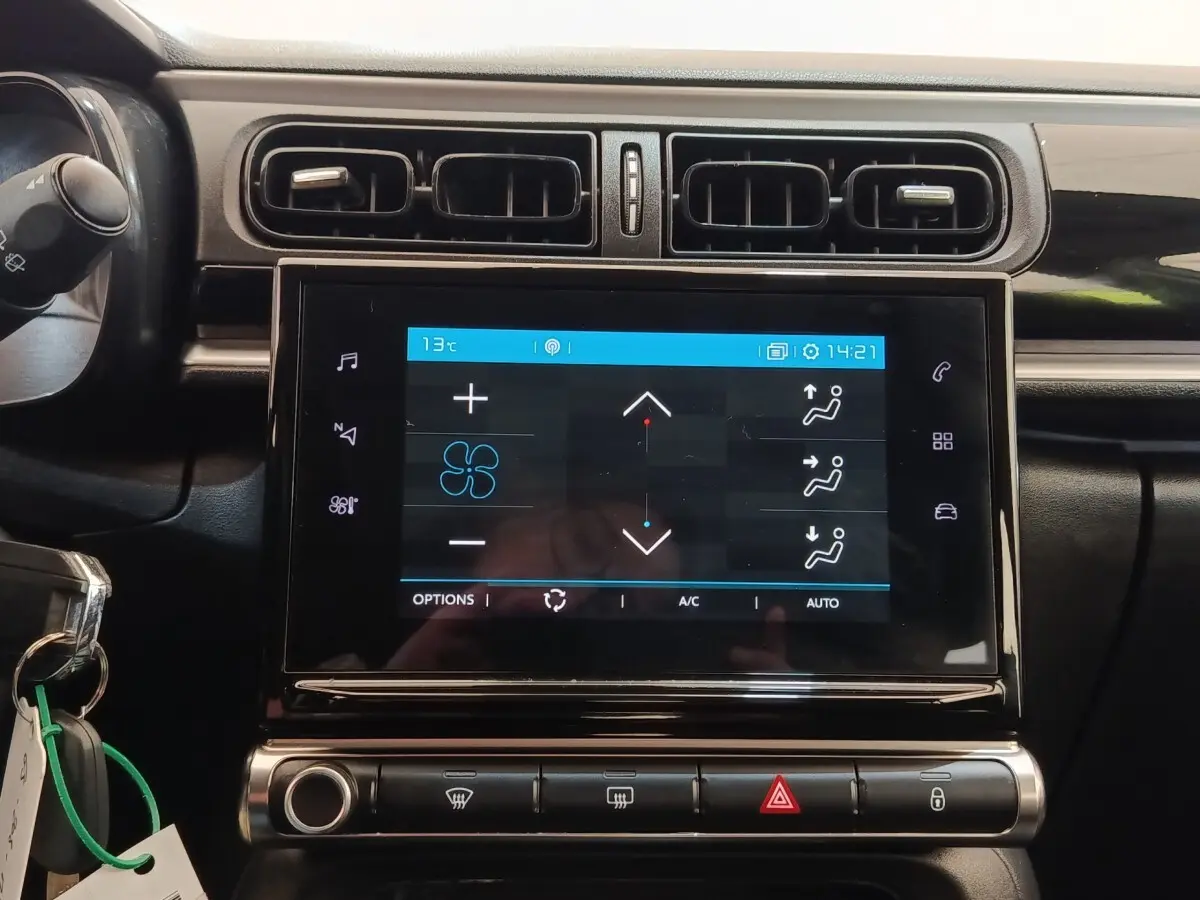 Vue rapprochée du tableau de bord noir de la Citroën C3 2022 avec écran tactile central affichant la climatisation.