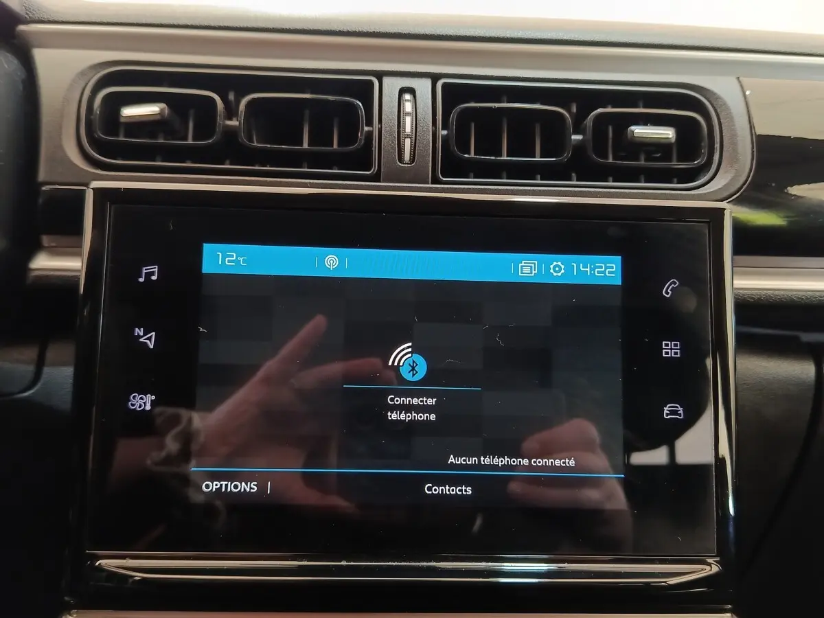 Écran tactile central noir de la Citroën C3 2022, affichant la connexion Bluetooth, entouré de grilles d'aération.