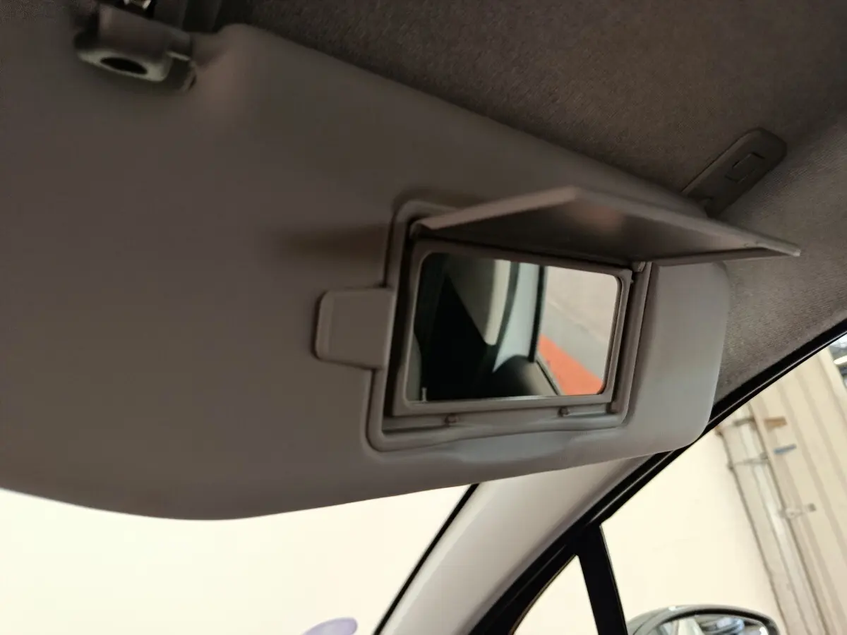 Miroir de courtoisie ouvert sur pare-soleil côté conducteur d'une Citroën C3 blanche, vue intérieure.