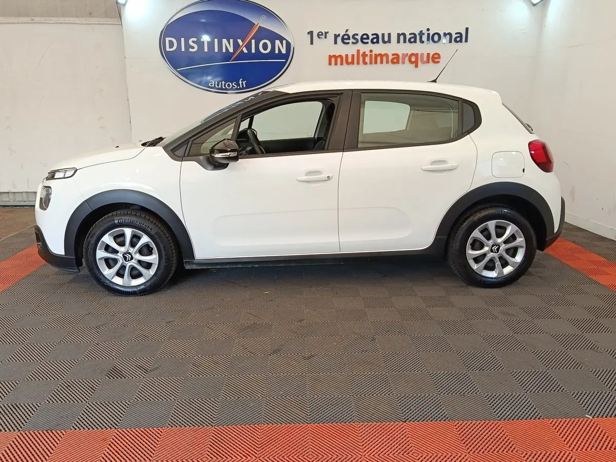 Profil droit d'une Citroën C3 blanche 2022 PureTech 83 S&S BVM Feel Nav, avec jantes alliage et protections noires.