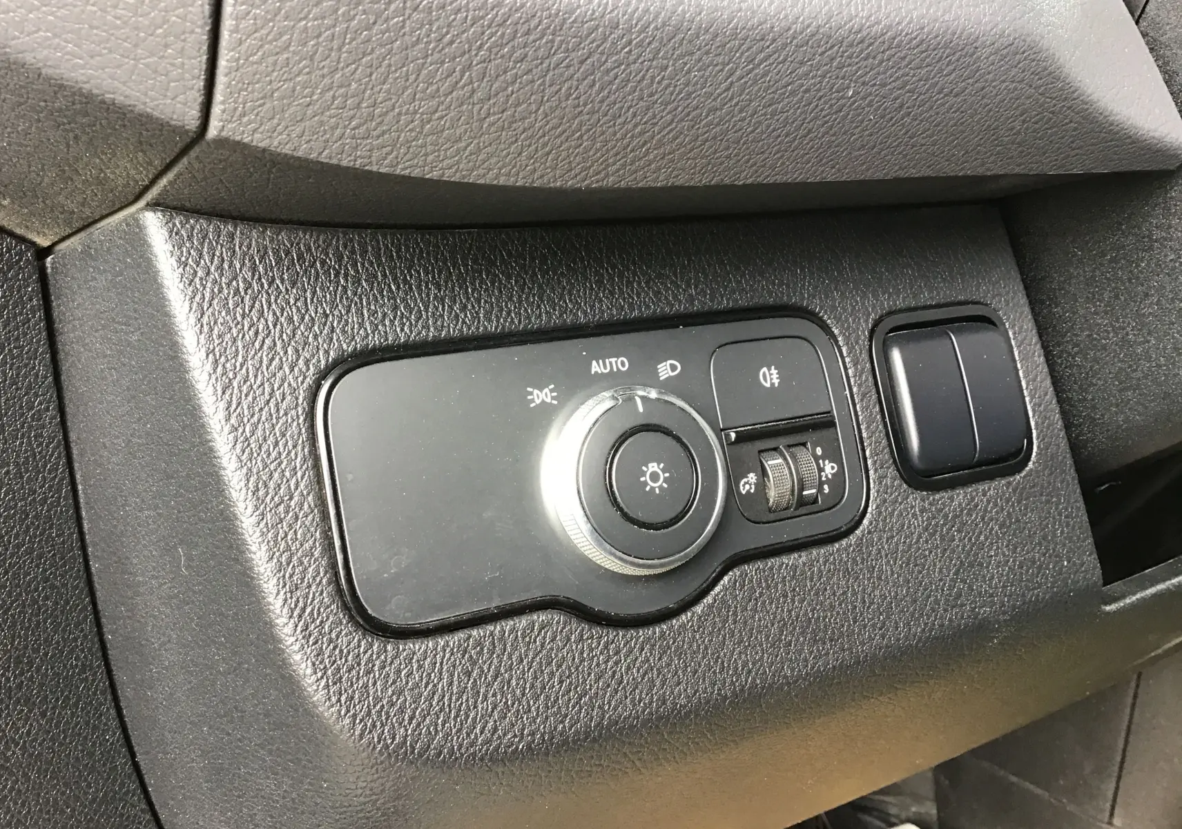 Gros plan sur le panneau de commandes d'éclairage intérieur noir du Mercedes Sprinter blanc, version 514 CDI 2018.