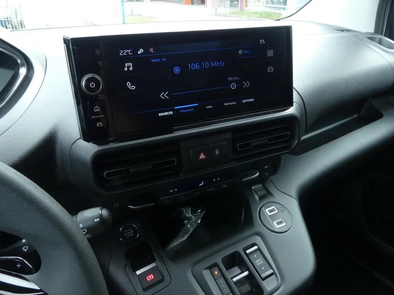 Vue intérieure du tableau de bord du Peugeot Partner 2025 avec écran tactile 10 pouces et commandes modernes.