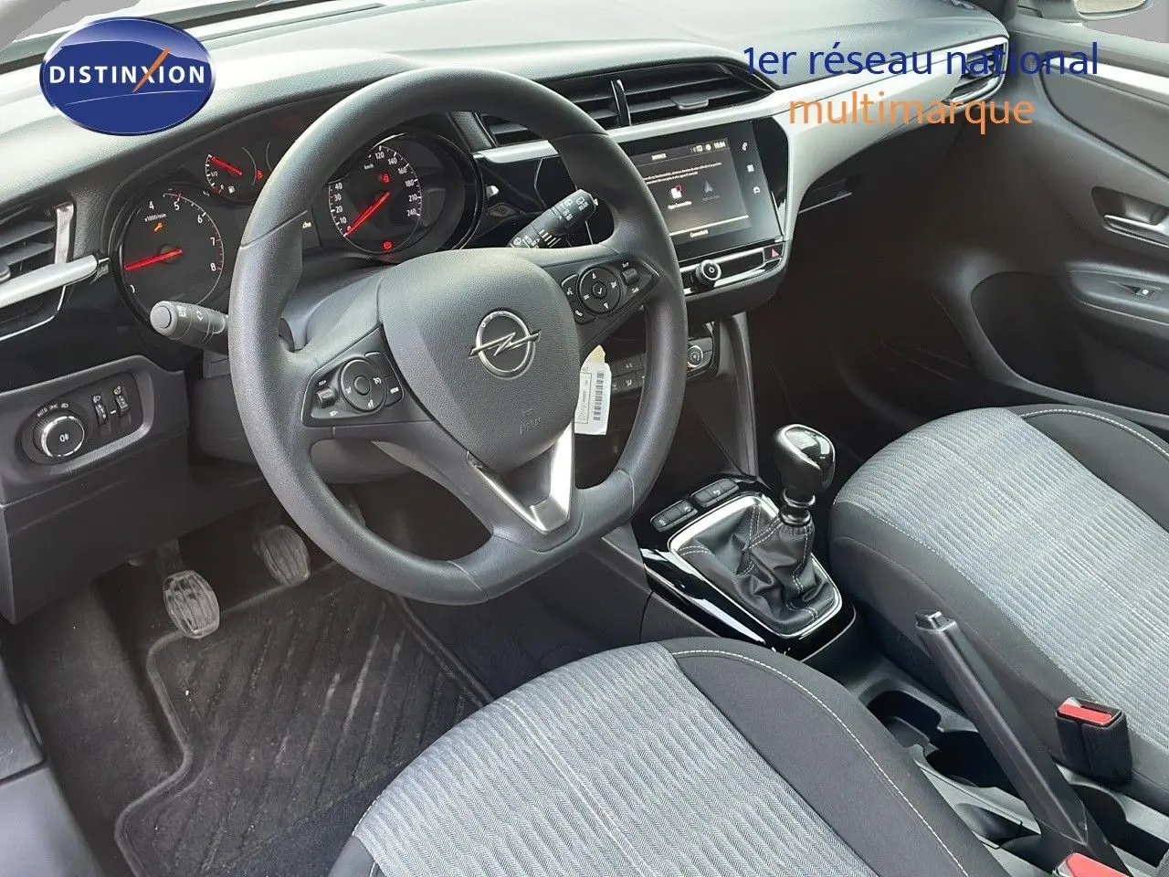 Vue intérieure de l'Opel Corsa 2022, version Edition, montrant le volant, tableau de bord et levier de vitesses manuel.