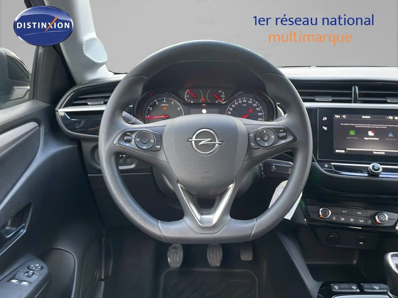 Vue intérieure centrée sur le volant Opel de la Corsa 1.5 Turbo D 102ch Edition avec tableau de bord et écran tactile.