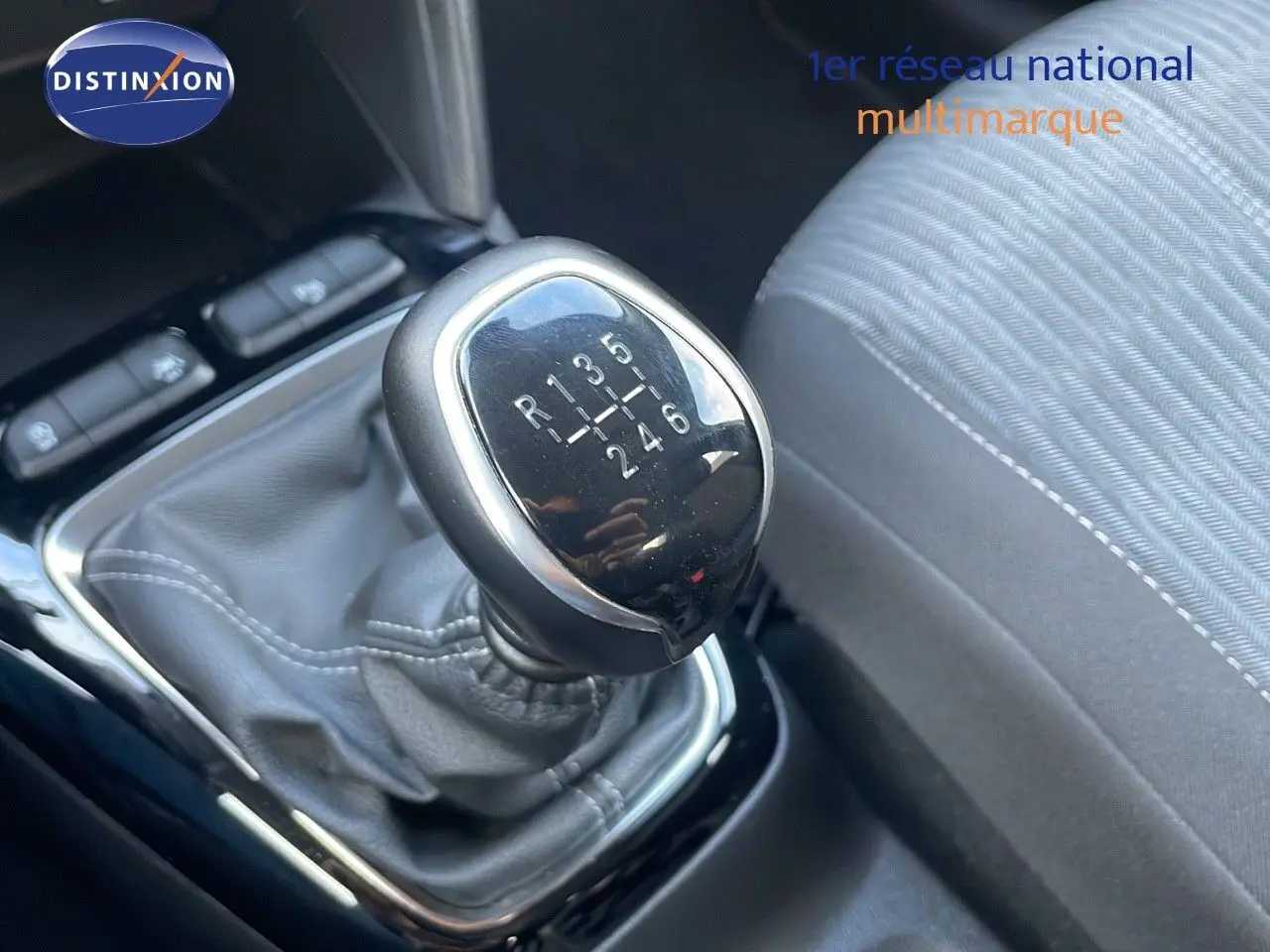 Le levier de vitesses manuel de l'Opel Corsa gris Kristall Metal, avec indication des six rapports et marche arrière.