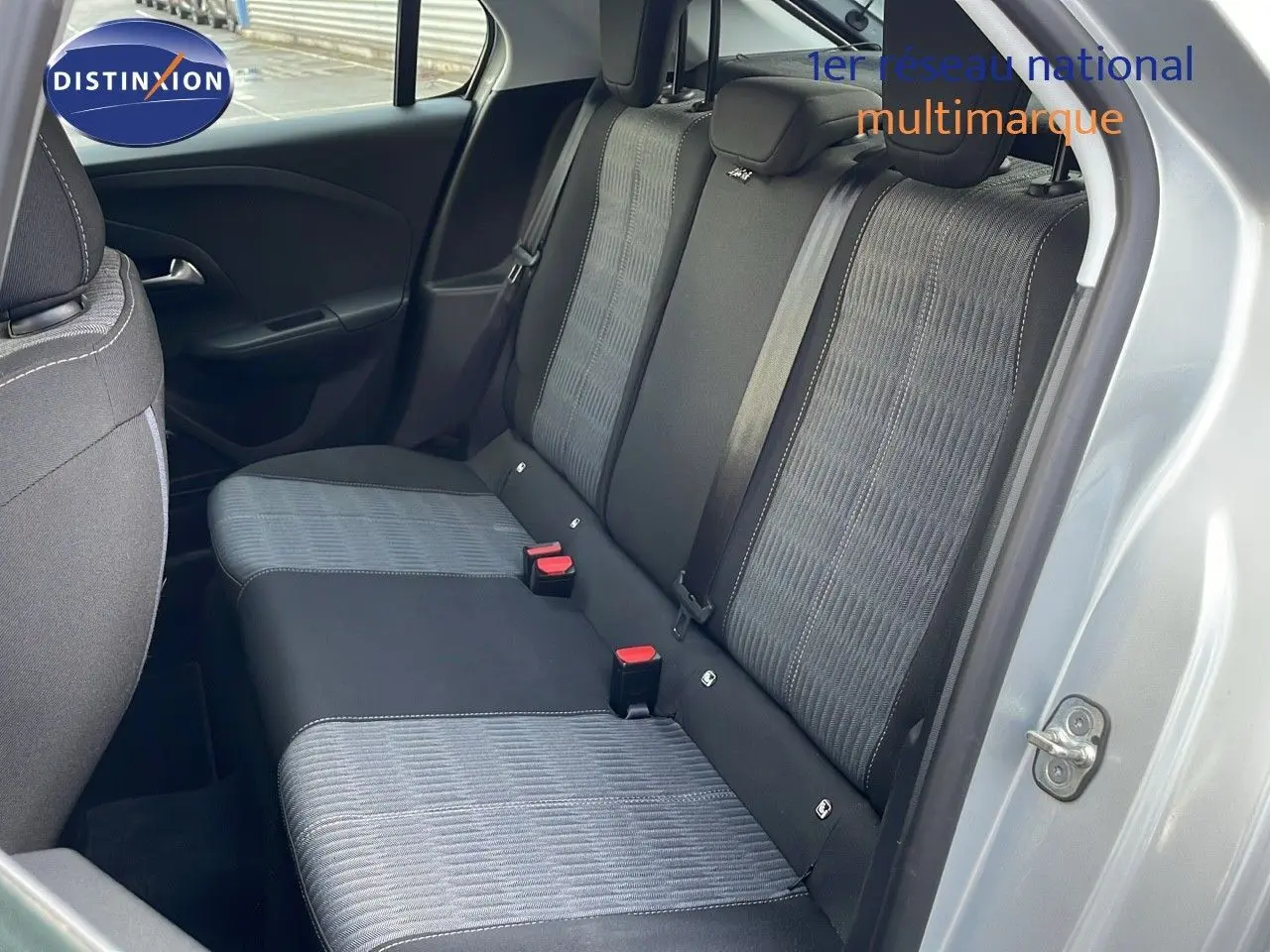 Vue intérieure sur la banquette arrière de l'Opel Corsa 2022, tissu gris et noir, porte arrière ouverte côté droit.