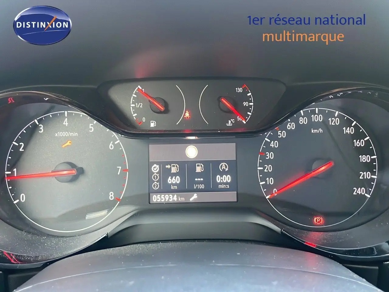 Tableau de bord de l'Opel Corsa 1.5 Turbo D 2022 avec compteurs analogiques et écran central affichant 55934 km.