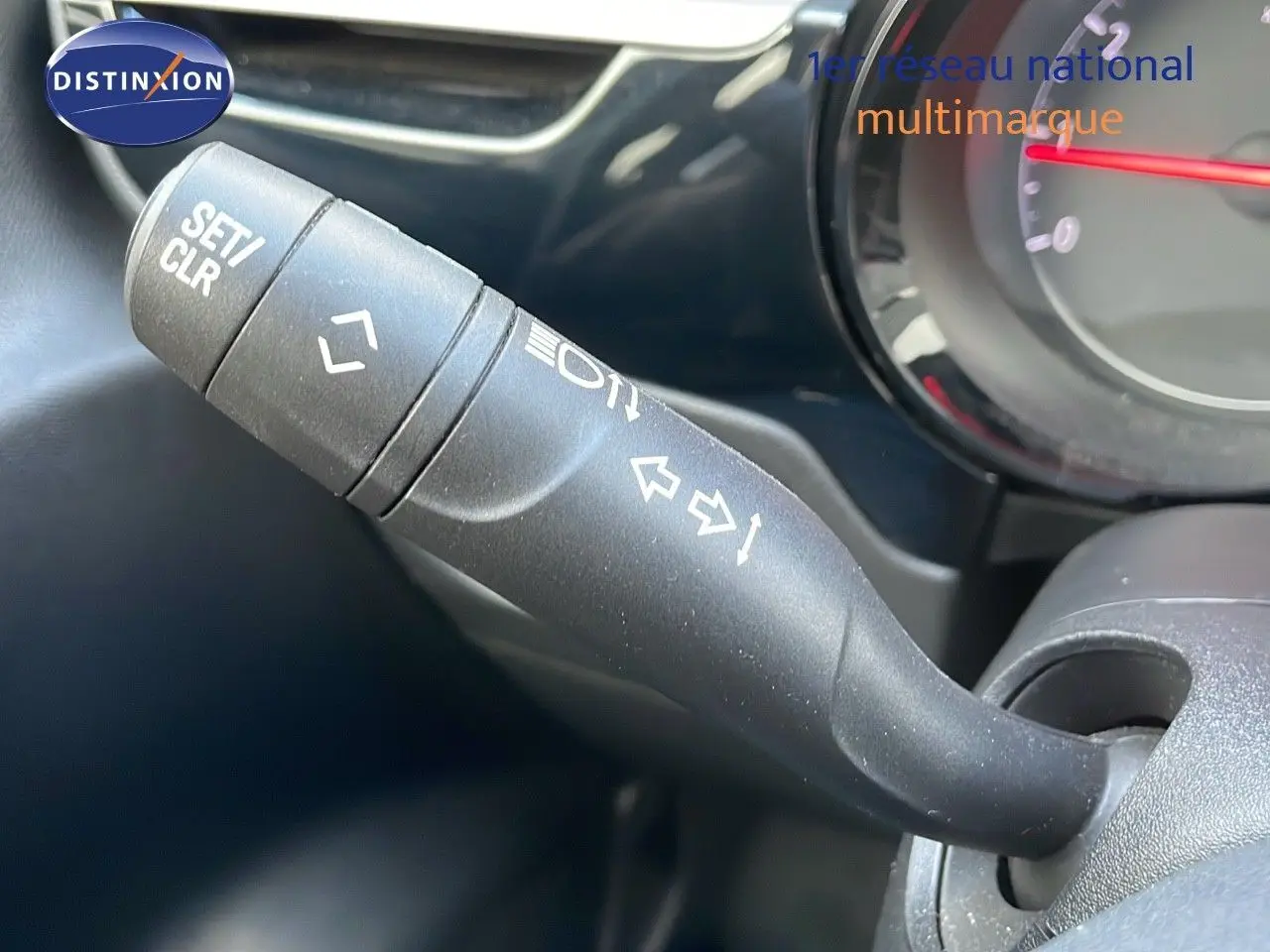 Gros plan sur la commande de clignotants à gauche du volant dans l'habitacle d'une Opel Corsa gris Kristall Metal 2022.