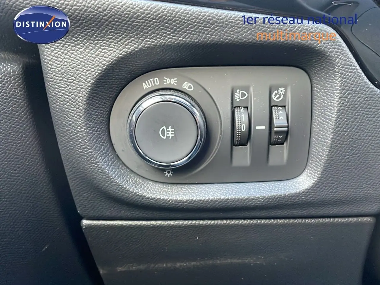 Gros plan sur les commandes d’éclairage intérieures d’une Opel Corsa gris Kristall Metal, version 2022.