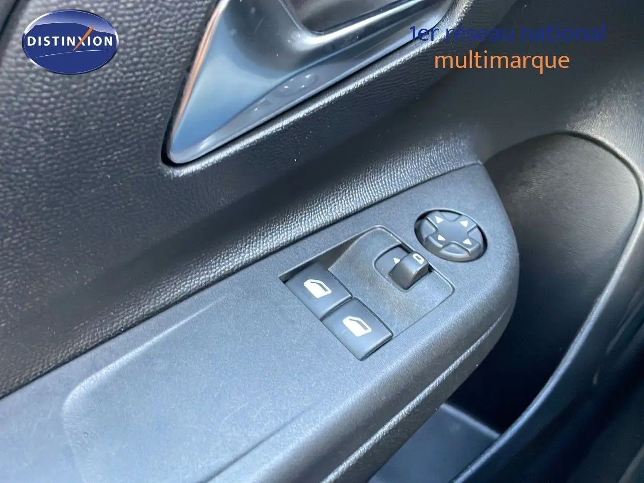 Gros plan sur les commandes des vitres et rétroviseurs côté gauche de l'Opel Corsa gris Kristall Metal 2022.