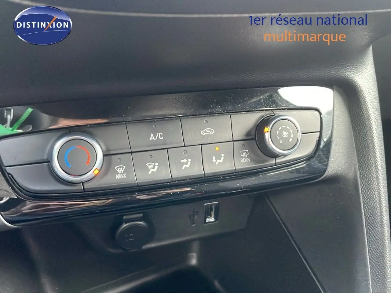 Panneau de commande de climatisation avec réglages et ports USB dans l'habitacle d'une Opel Corsa gris Kristall Metal.