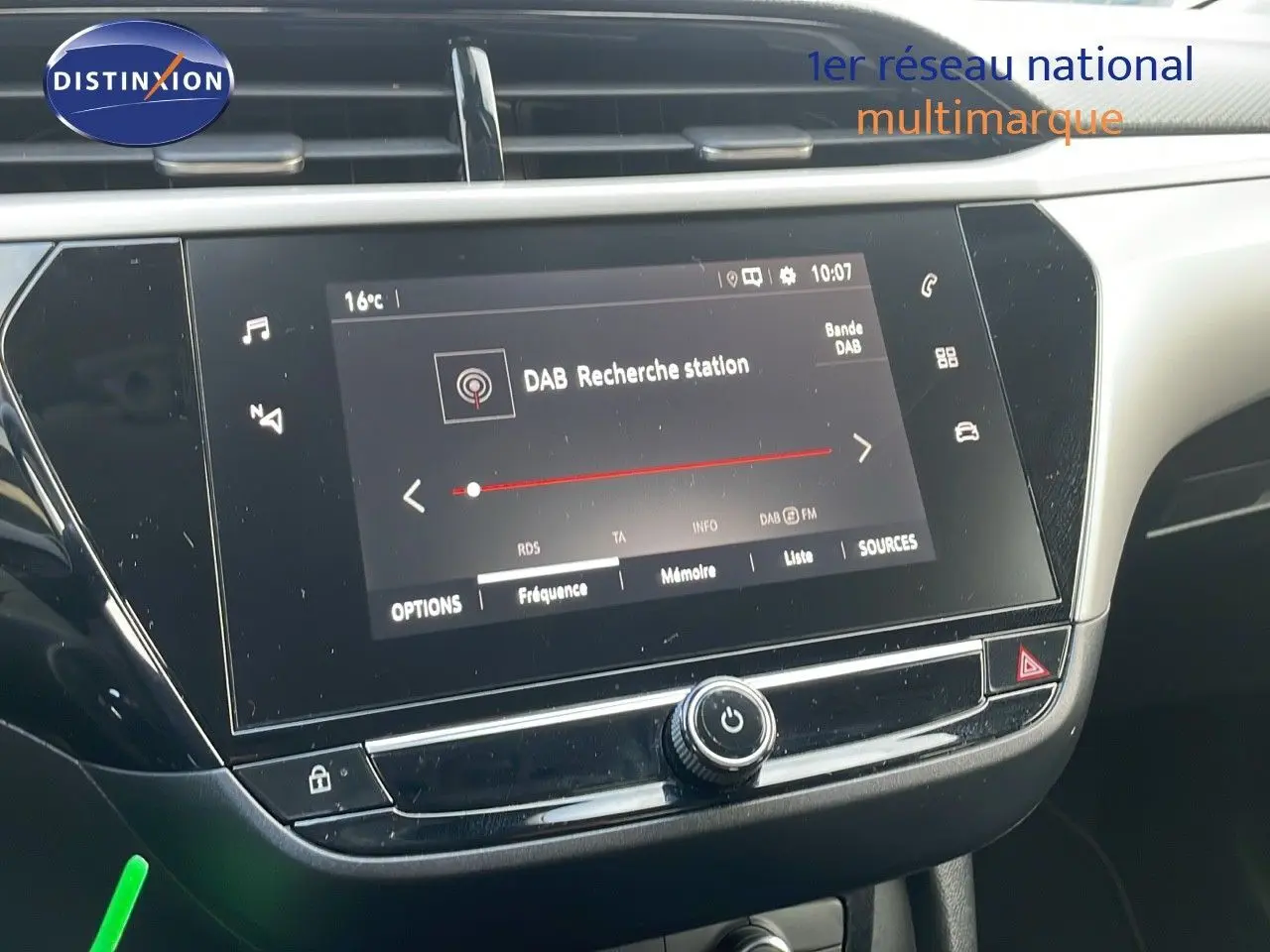 Écran tactile central affichant la recherche DAB dans l'habitacle d'une Opel Corsa gris kristall metal, vue de face.