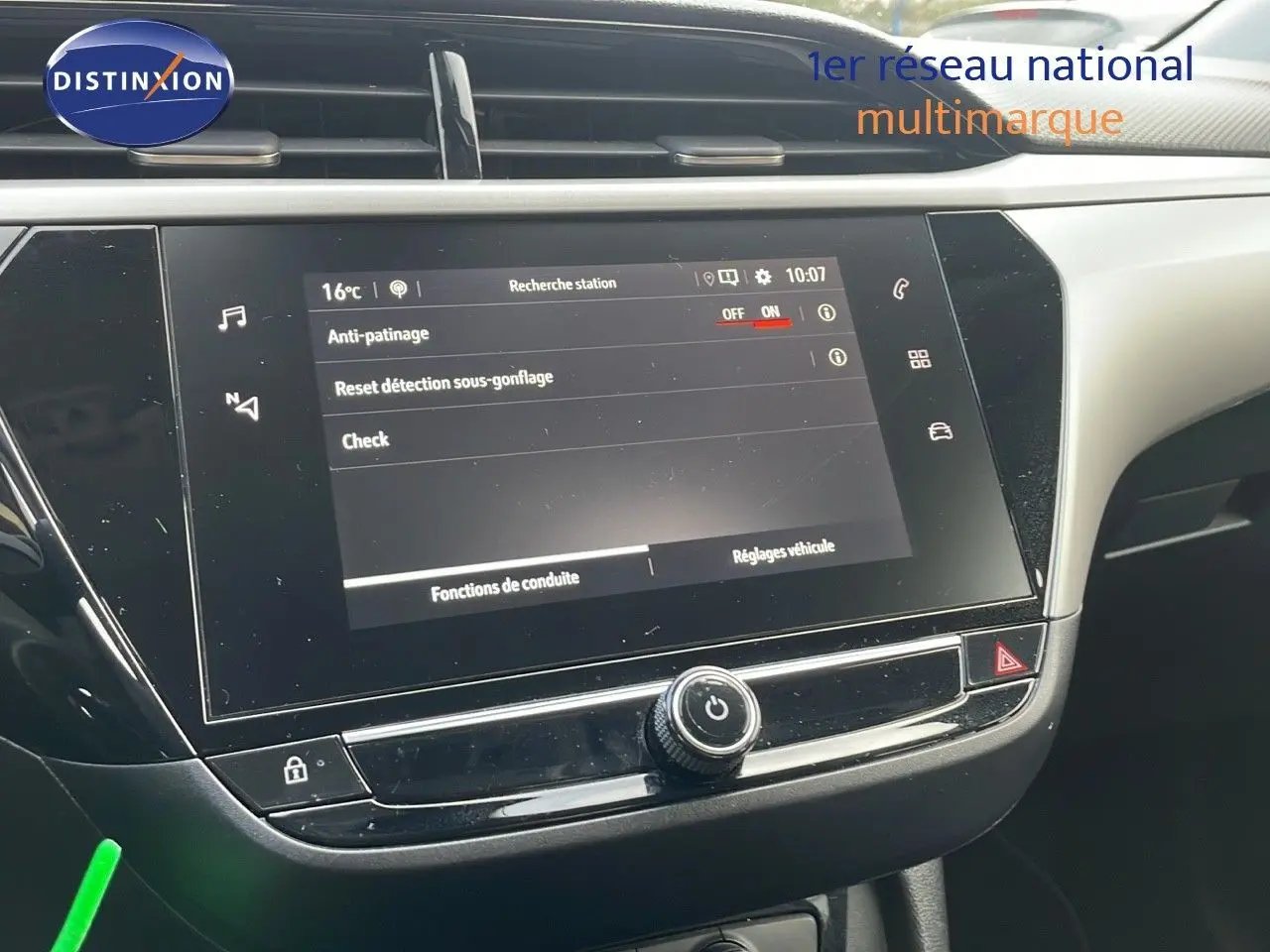 Écran tactile central de l'Opel Corsa 2022 gris Kristall Metal affichant les réglages de conduite et anti-patinage.