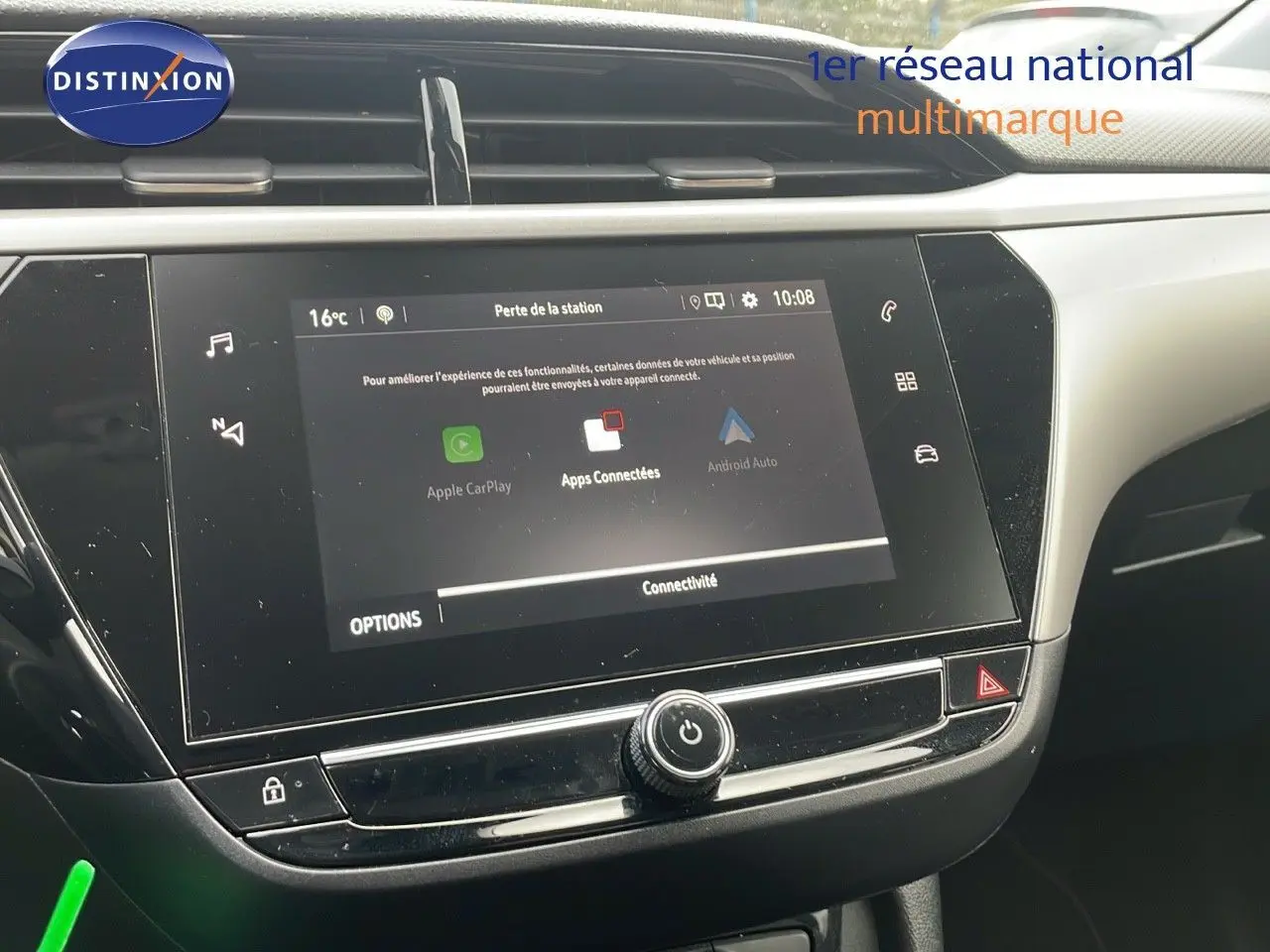 Écran tactile central de l’Opel Corsa gris Kristall Metal 2022 affichant Apple CarPlay et Android Auto.