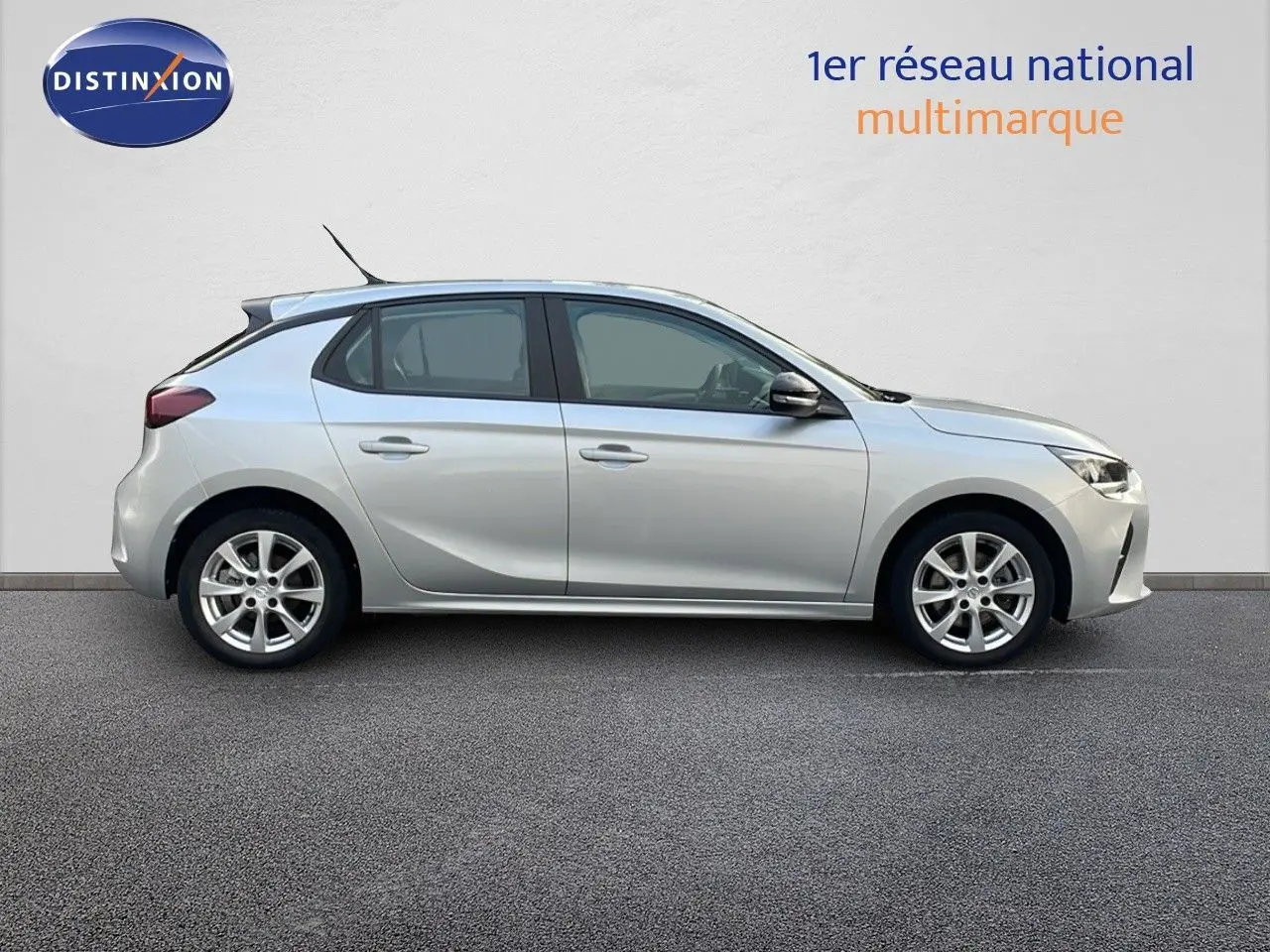 Profil côté gauche d'une Opel Corsa 1.5 Turbo D 102ch Edition 2022 en gris Kristall Metal avec jantes alliage.