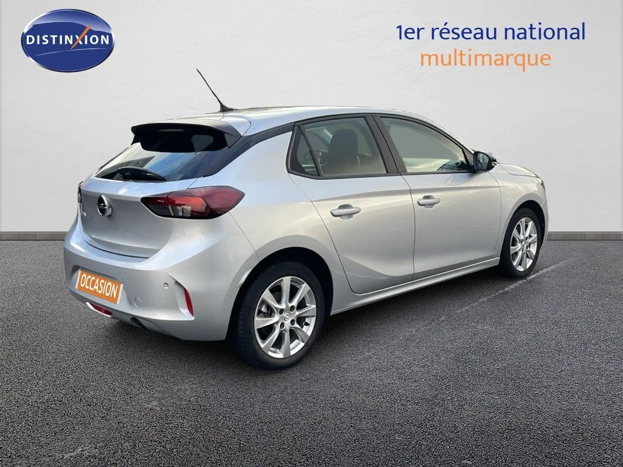 Opel Corsa gris kristall metal vue 3/4 arrière droit, compacte avec jantes alliage et feux arrière foncés.