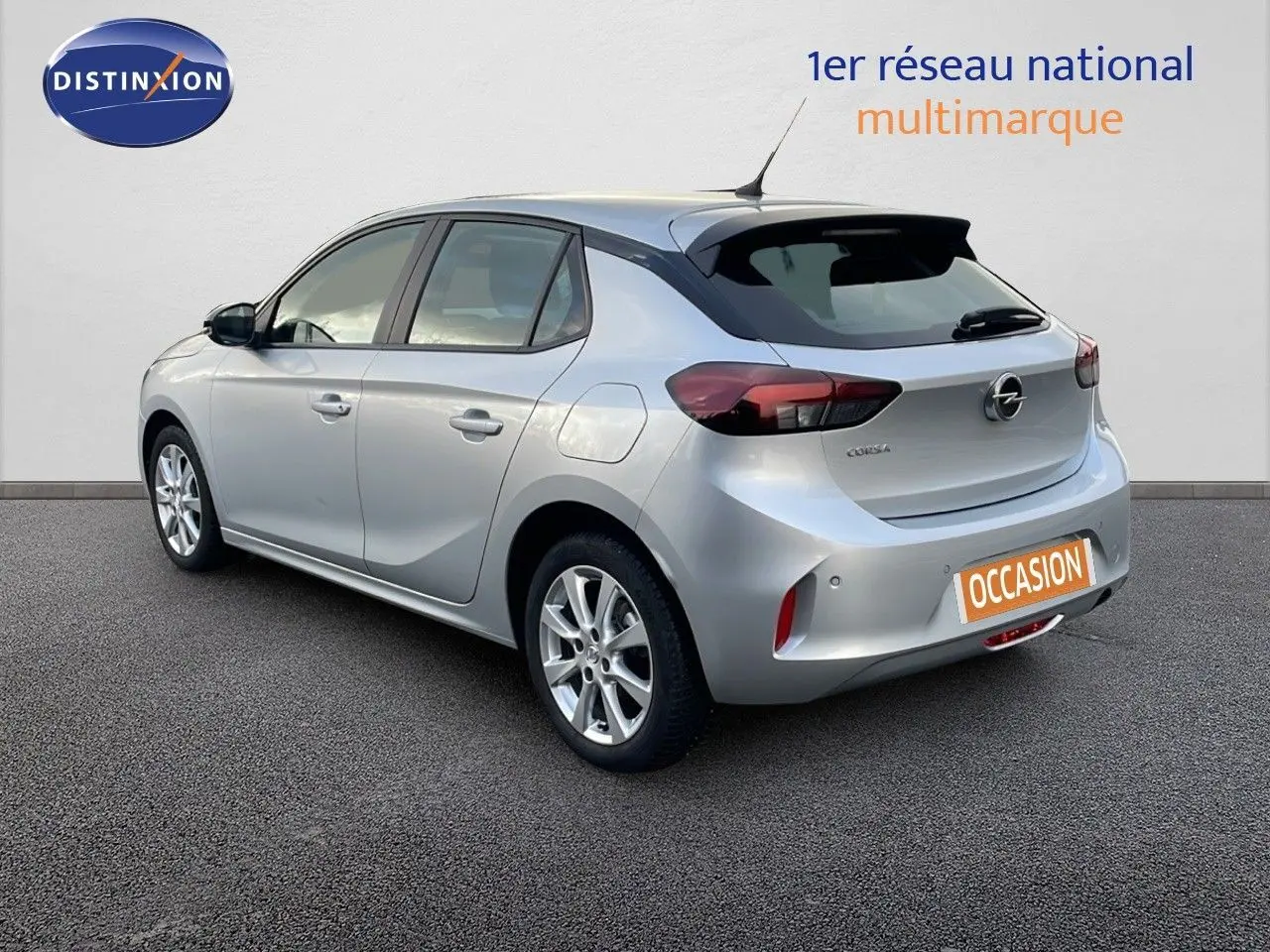 Opel Corsa 2022 gris kristall metal vue 3/4 arrière droit avec logo et plaque occasion visible