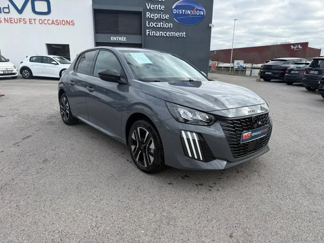 Peugeot 208 Hybrid 145 gris vue 3/4 avant droit, avec calandre noire et jantes alliage 16 pouces visibles.