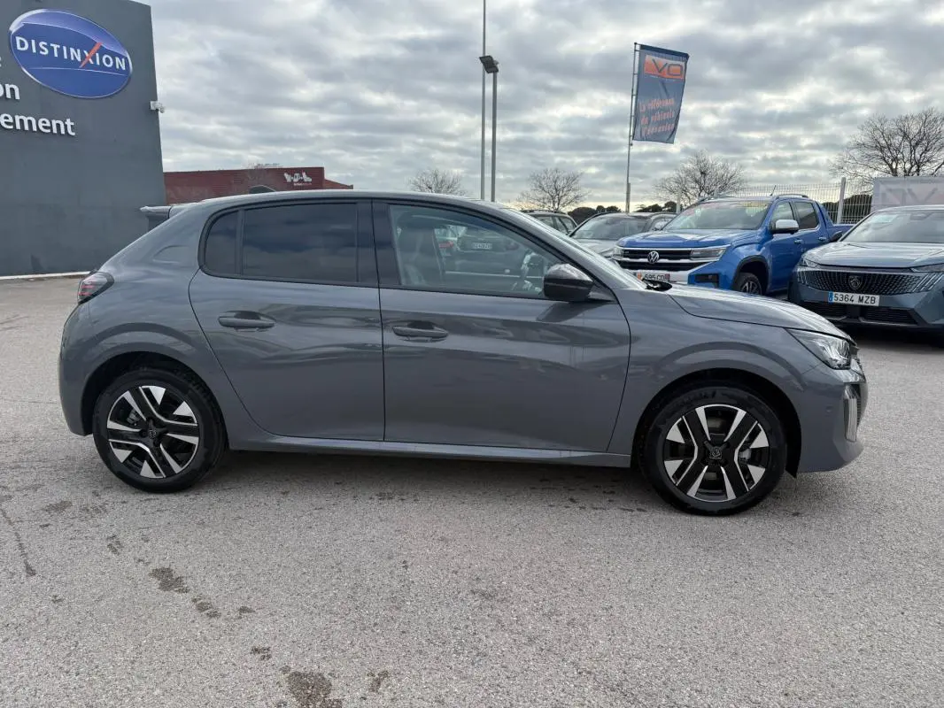 Peugeot 208 Hybrid 145 gris vue de profil côté gauche, avec jantes alliage noires et vitres teintées.