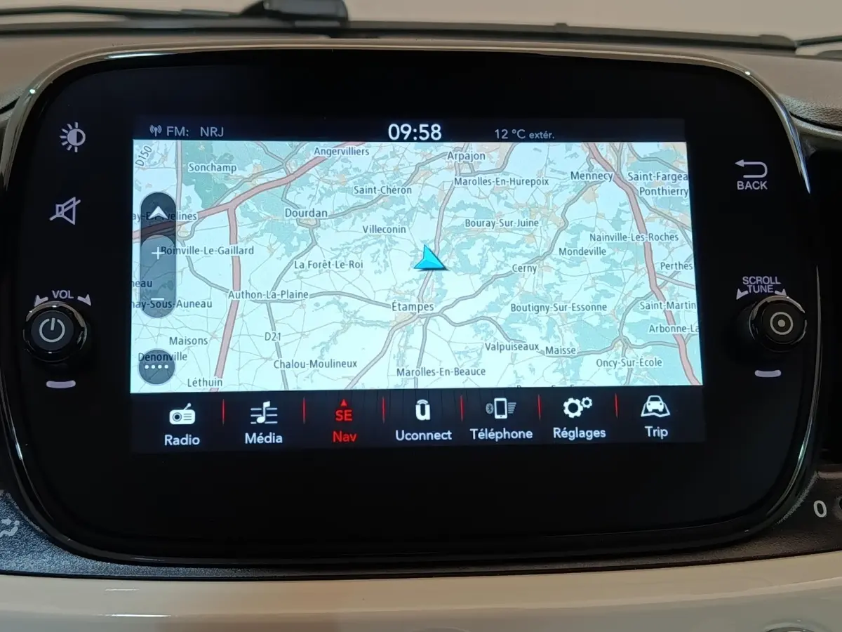 Écran tactile central affichant la navigation GPS dans l’habitacle beige d’une Fiat 500 blanche.