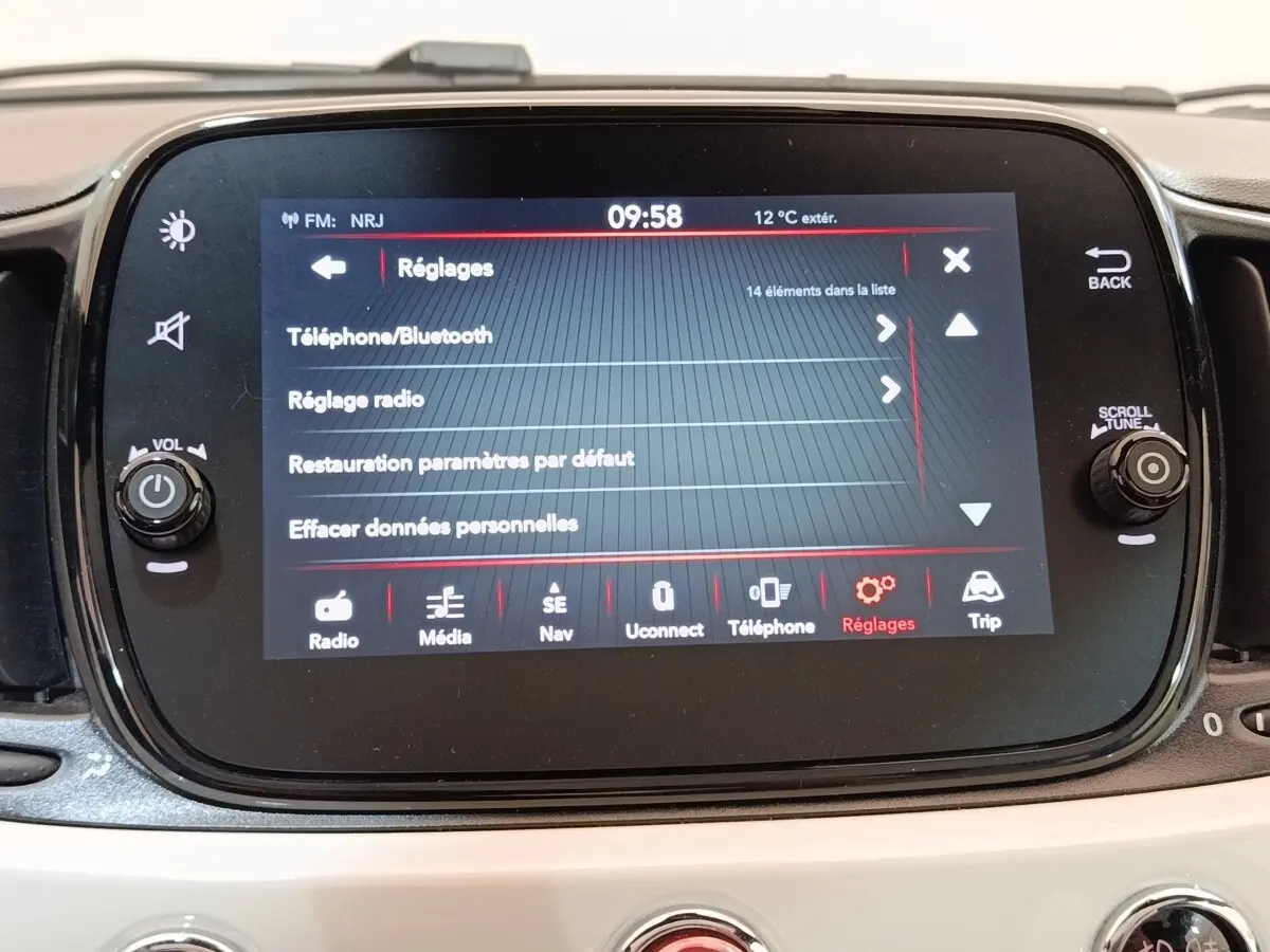 Écran tactile central de la Fiat 500 Dolcevita 2022 affichant le menu Réglages, entouré de commandes rotatives.